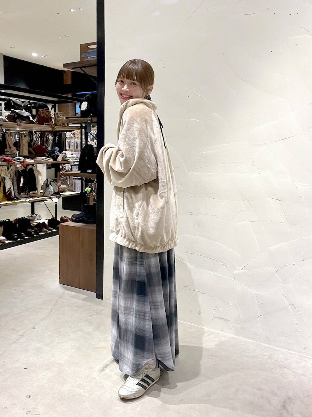 ゴールド系のスニーカー、ベージュ系のブルゾン、イエロー系のネックレスを着用したレディースの秋コーディネートの6枚目の写真