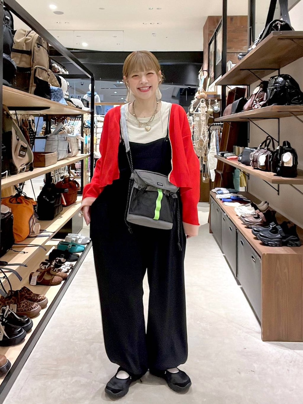 レッド系のカーディガン/ボレロ、ホワイト系のヘアゴムを着用したレディースの春コーディネートの8枚目の写真