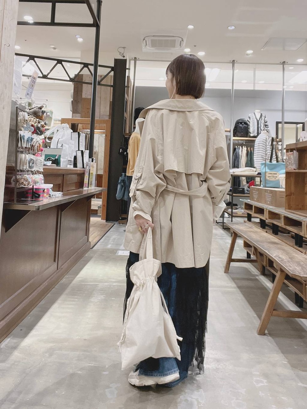「NKJコーデ_niko and ...、デニムパンツ、トレンチコート、アウター、ワンピース、キャミワンピース、春コーデ、着痩せ・細見え、体型カバー、ナチュラル、ママコーデ、冬コーデ、カジュアル、niko and ...」｜「niko and...のマルチWAYチュールフリルプルオーバー（Tシャツ/カットソー、ホワイト系）」を使った、みきてぃ24さん（骨格ウェーブ・レディース・158cm）の冬コーディネートの4枚目の写真