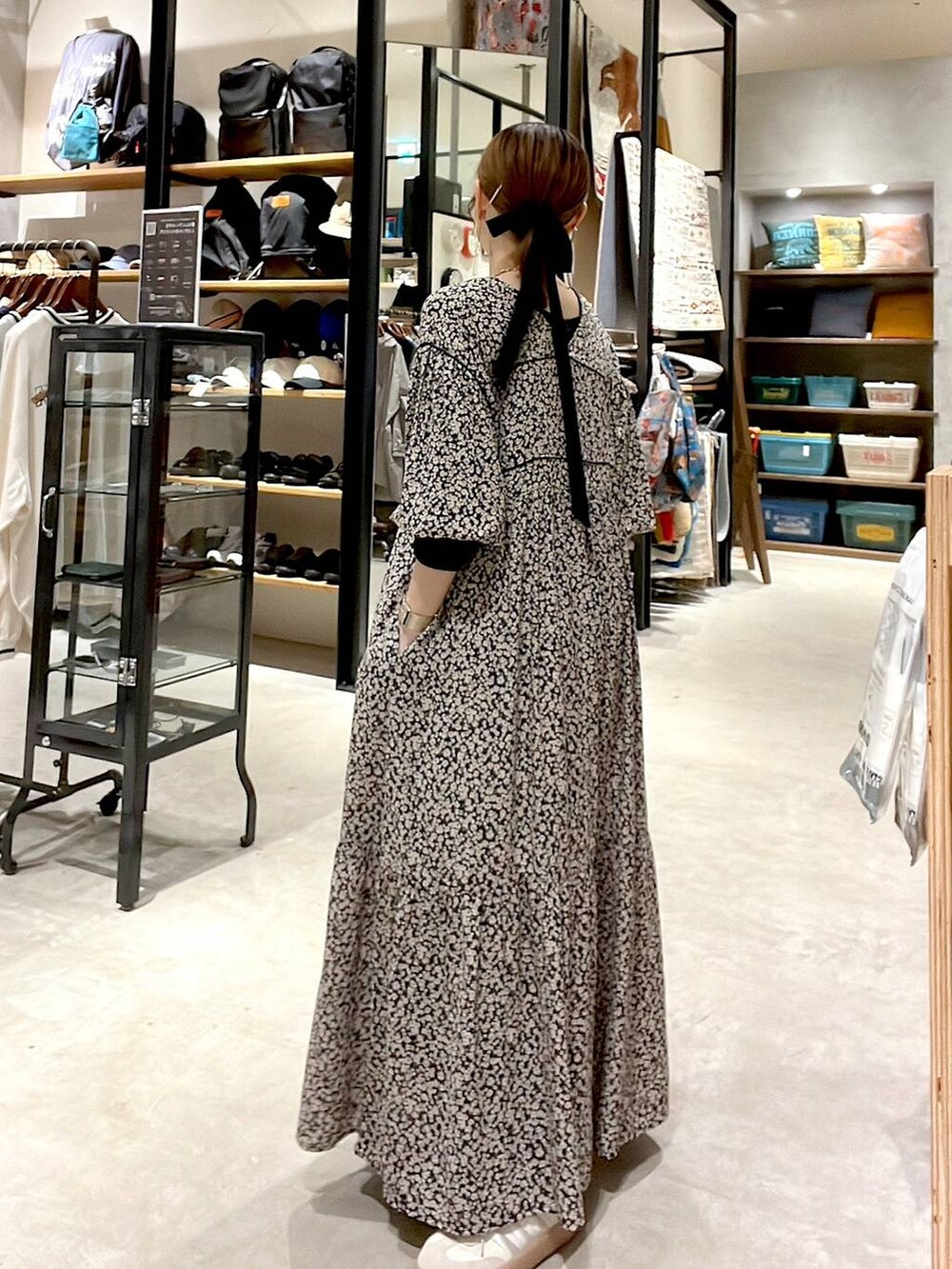 ブラック系のTシャツ/カットソー、グレー系のワンピースを着用したレディースの春コーディネートの8枚目の写真