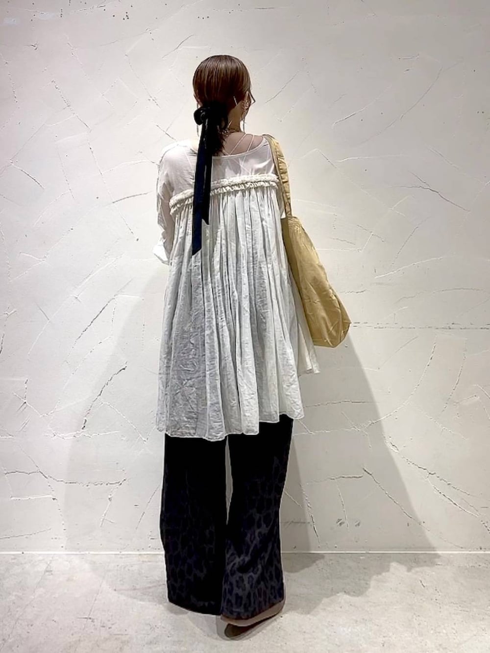 「着痩せ・細見え、体型カバー、大人カジュアル、ワンピース、ナチュラル、ママコーデ、春コーデ、夏コーデ、カジュアル、niko and ...、淡色コーデ、Over40スタッフ、パンツ、トートバッグ」｜「niko and...のオリジナルロゴ パッカブルトートバッグ（トートバッグ、イエロー系）」を使った、みきてぃ24さん（レディース・158cm）の春コーディネートの5枚目の写真