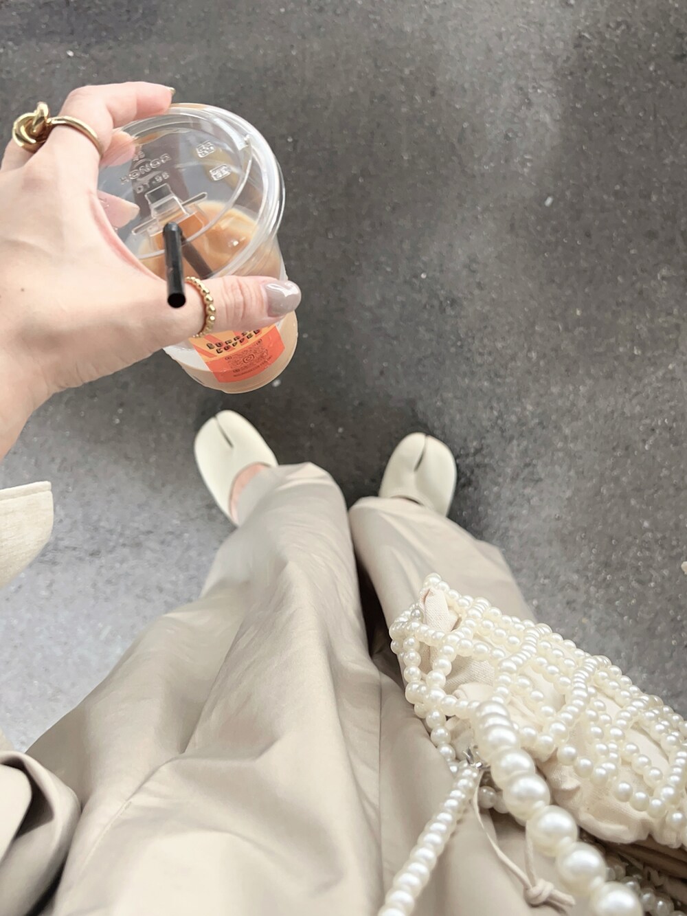 「サロペット、オールインワン、淡色コーデ、休日スタイル、きれいめカジュアル、大人可愛い、大人女子、シンプルコーデ、ショルダーバッグ、ネックレス」｜「diumのアイテム（オールインワン・サロペット、ベージュ系）」を使った、みきてぃ24さん（骨格ウェーブ・レディース・158cm）の夏コーディネートの2枚目の写真