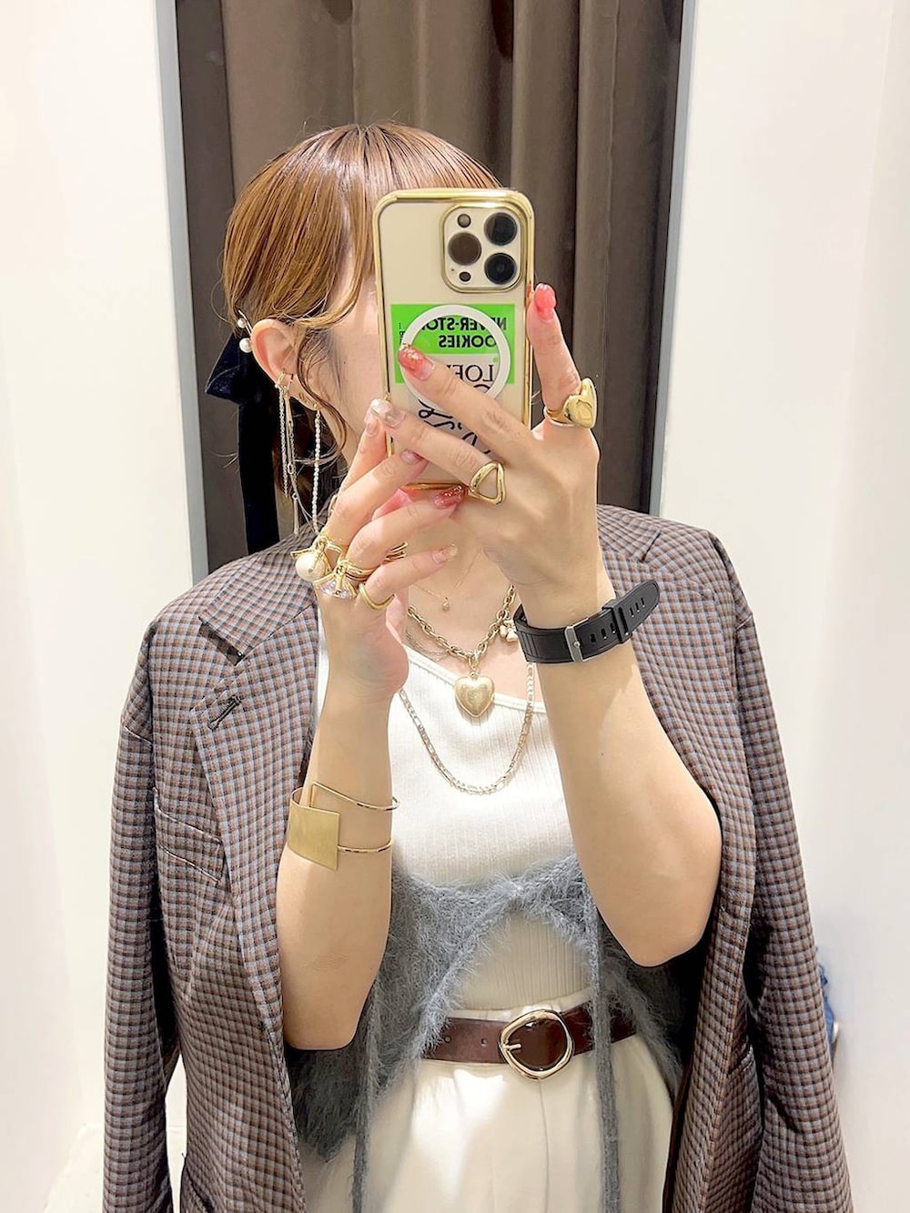 ベージュ系のその他パンツ、グレー系のキャミソール、ブラウン系のブルゾンを着用したレディースの秋コーディネートの2枚目の写真