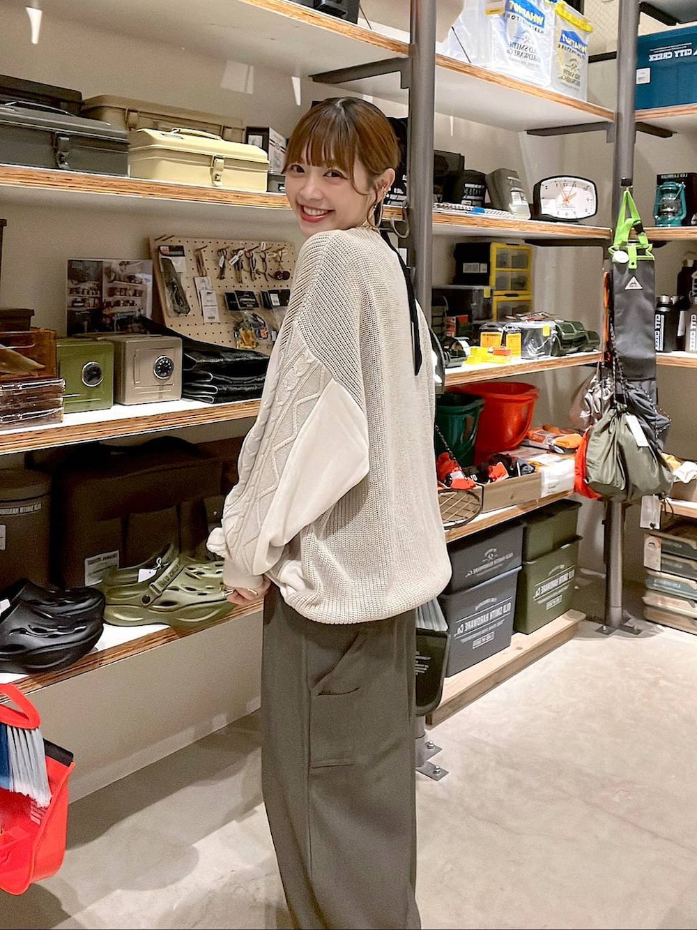 グリーン系のその他パンツ、ゴールド系のネックレスを着用したレディースの秋コーディネートの5枚目の写真