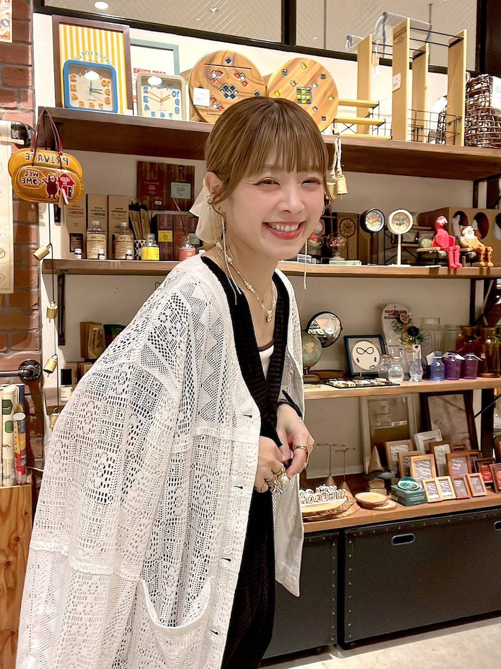 ブラック系のつなぎ/オールインワン、ベージュ系のキャミソールを着用したレディースの夏コーディネートの2枚目の写真