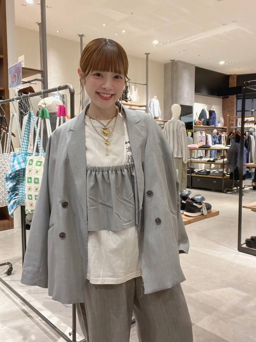 ホワイト系のTシャツ/カットソー、グレー系のテーラードジャケット、グレー系のその他トップスを着用したレディースの春コーディネートの7枚目の写真