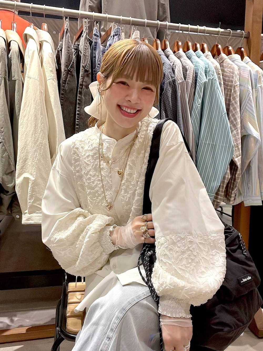 ホワイト系のシャツ/ブラウス、ブルー系のデニムパンツ、ホワイト系のTシャツ/カットソーを着用したレディースの冬コーディネートの8枚目の写真