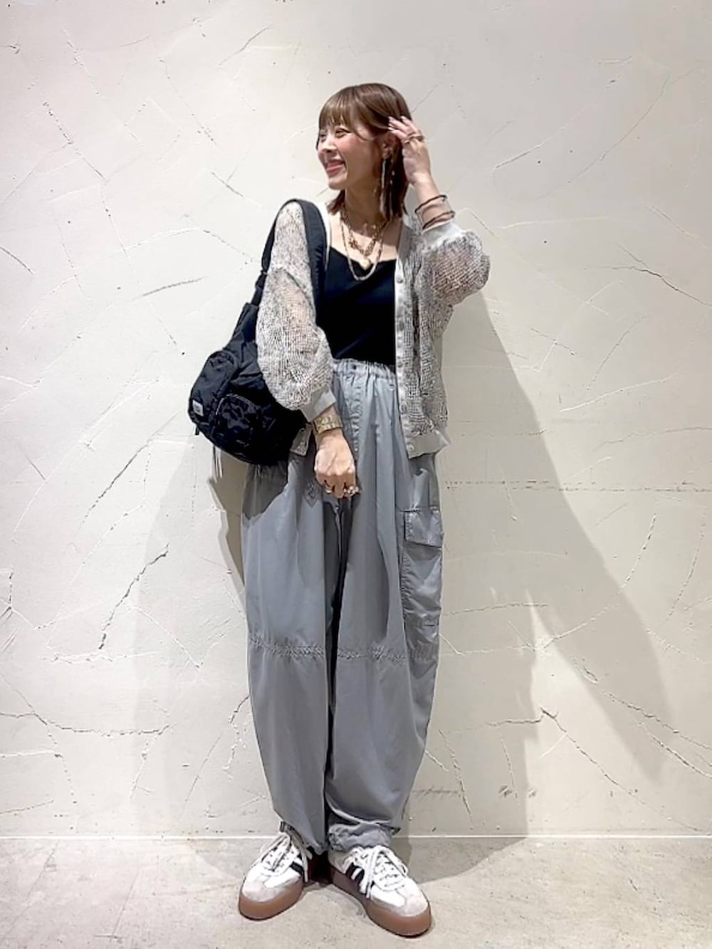 「着痩せ・細見え、体型カバー、ナチュラル、ママコーデ、春コーデ、夏コーデ、カジュアル、niko and ...、淡色コーデ、Over40スタッフ、大人カジュアル、カーディガン、カップ付きインナー、パンツ、ショルダーバッグ」｜「niko and...のネップメッシュランタンカーディガン（カーディガン/ボレロ、ホワイト系）」を使った、みきてぃ24さん（レディース・158cm）の春コーディネートの2枚目の写真