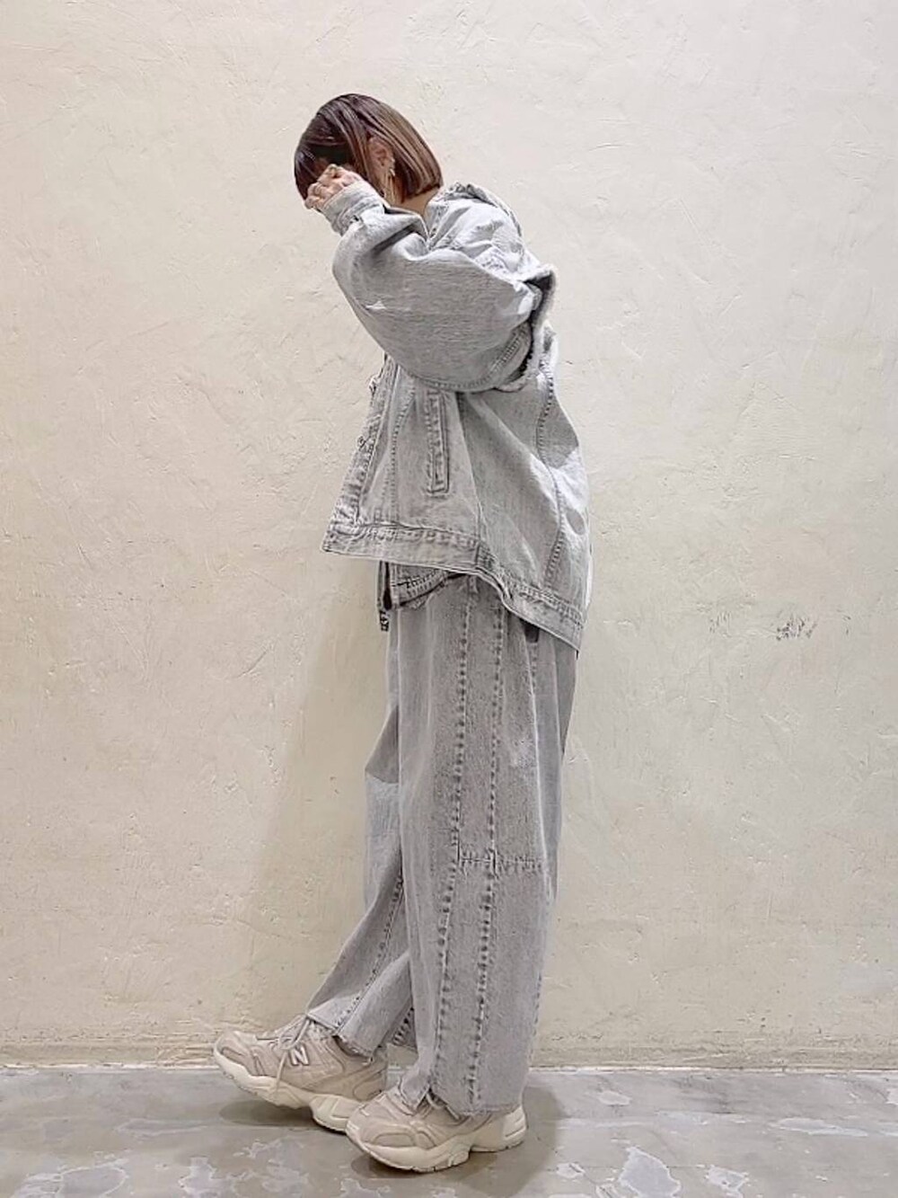 「デニムジャケット、デニムパンツ、セットアップ、NKJコーデ_niko and ...、春コーデ、体型カバー、ナチュラル、ママコーデ、冬コーデ、カジュアル、niko and ...、着痩せ・細見え」｜「niko and...のメタルチョーカーネックレス（ネックレス、その他）」を使った、みきてぃ24さん（骨格ウェーブ・レディース・158cm）の冬コーディネートの4枚目の写真