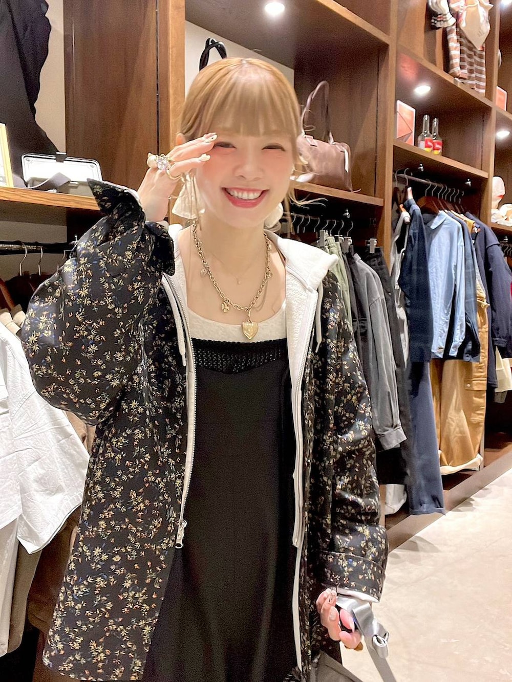 ブラック系のシャツ/ブラウス、ブラック系のバレエシューズ、ゴールド系のリングを着用したレディースの春コーディネートの4枚目の写真