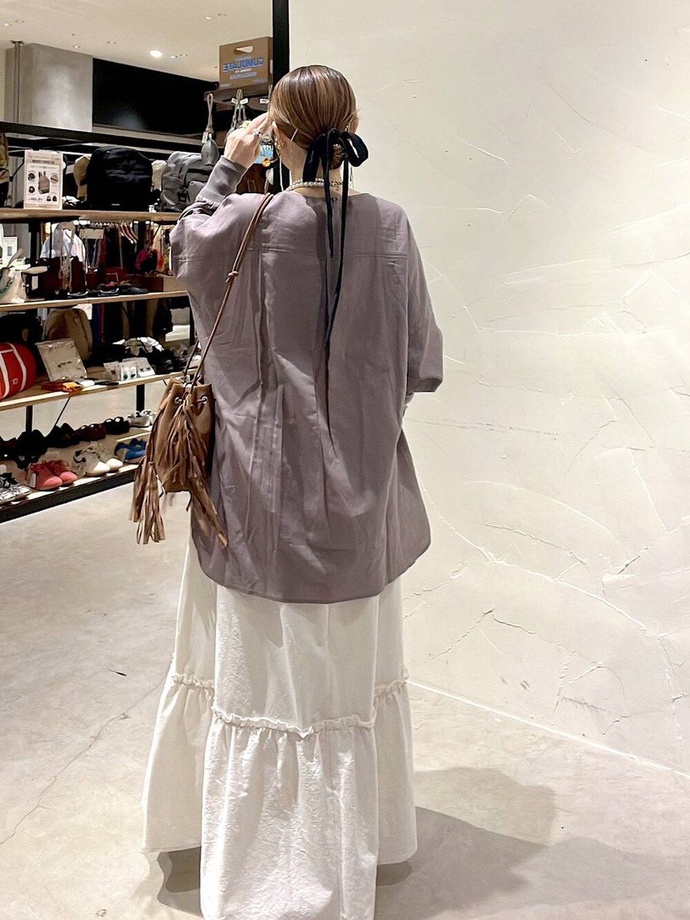 ベージュ系のスカート、ブラウン系のショルダーバッグ、ベージュ系のネックレスを着用したレディースの夏コーディネートの6枚目の写真