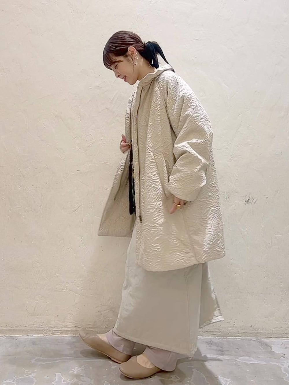 ベージュ系のその他パンツ、ベージュ系のジャンパースカート、ブラック系のカーディガン/ボレロを着用したレディースの冬コーディネートの5枚目の写真