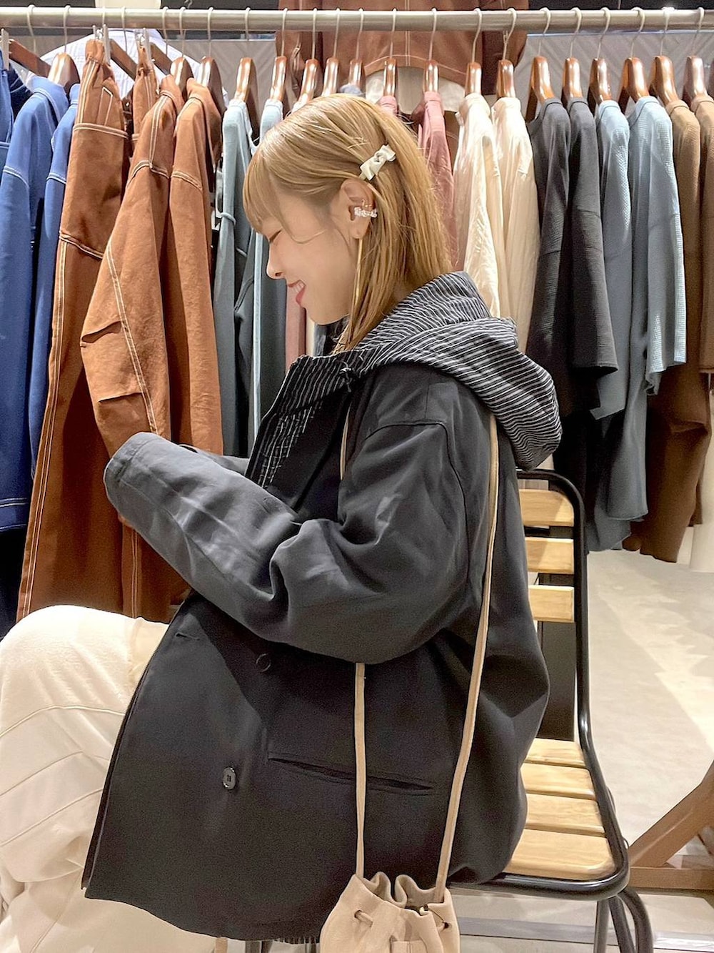 ベージュ系のデニムパンツ、ベージュ系のショルダーバッグ、グレー系のその他アウターを着用したレディースの春コーディネートの8枚目の写真