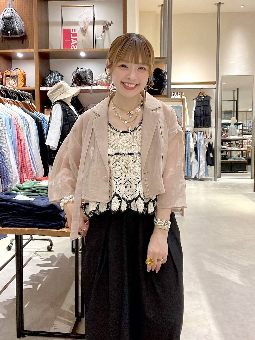 ベージュ系のその他トップス、ブラック系のその他パンツ、イエロー系のアナログ腕時計を着用したレディースの夏コーディネートの5枚目の写真