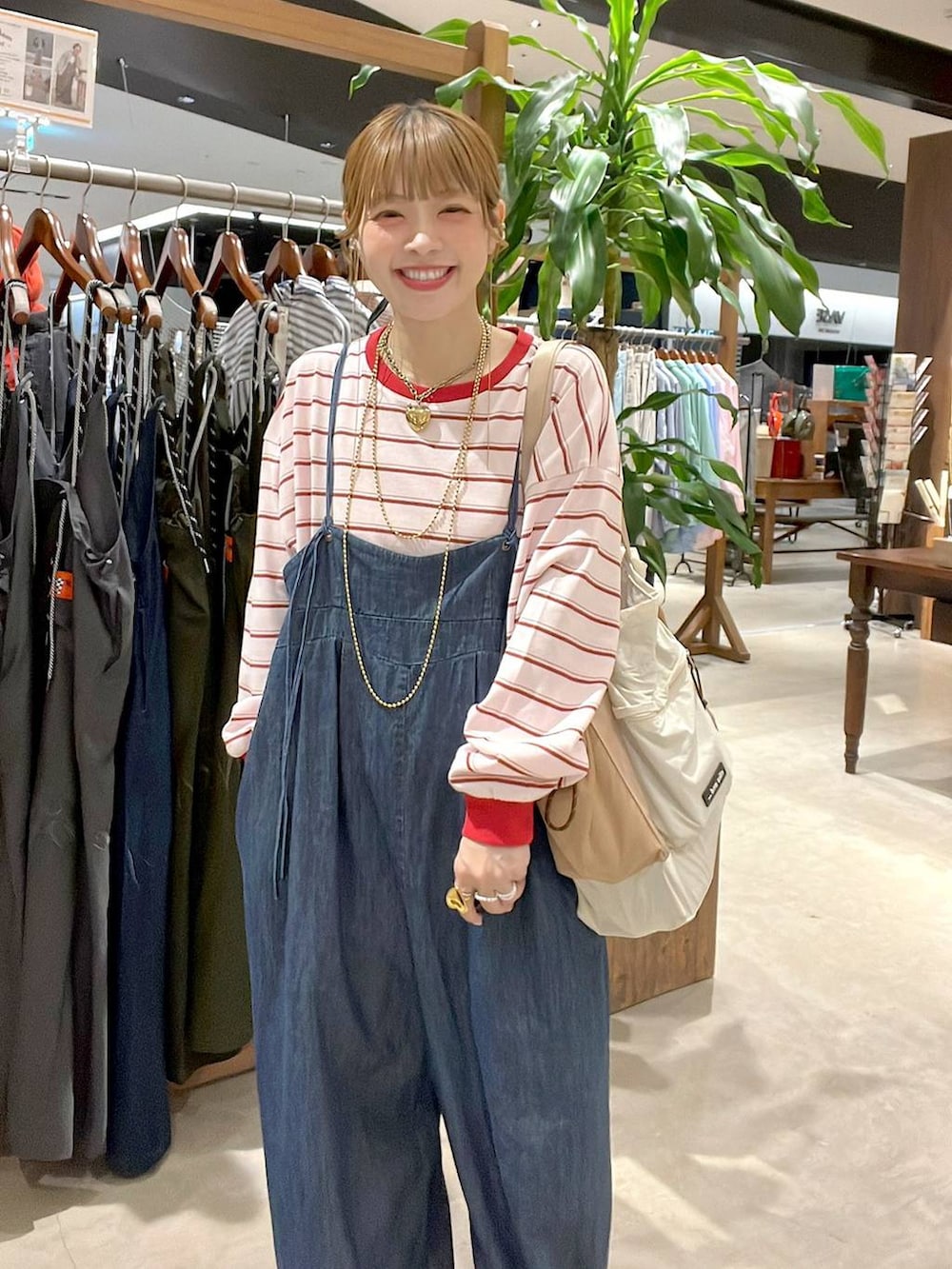 ピンク系のTシャツ/カットソー、ベージュ系のトートバッグを着用したレディースの春コーディネートの6枚目の写真