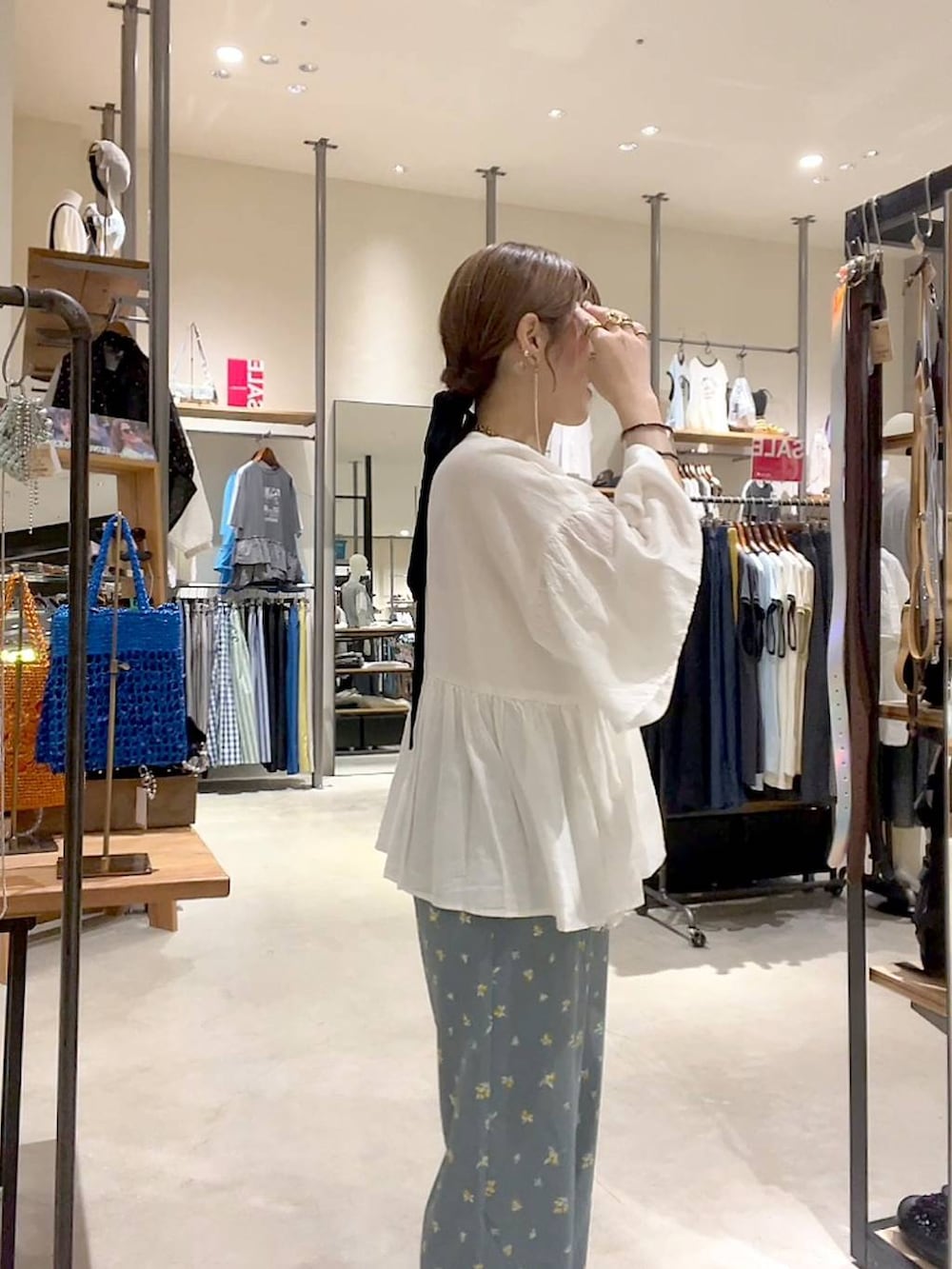「着痩せ・細見え、体型カバー、ナチュラル、ママコーデ、春コーデ、夏コーデ、カジュアル、niko and ...、淡色コーデ、Over40スタッフ、大人カジュアル、ブラウス、パンツ」｜「niko and...のCOMFORTリネンワイドブラウス（シャツ/ブラウス、ホワイト系）」を使った、みきてぃ24さん（レディース・158cm）の夏コーディネートの4枚目の写真
