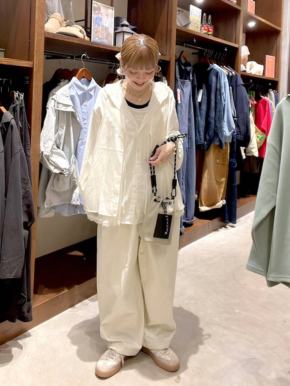 グレー系のショルダーバッグ、ホワイト系のシャツ/ブラウス、ホワイト系のベストを着用したレディースの春コーディネートの8枚目の写真