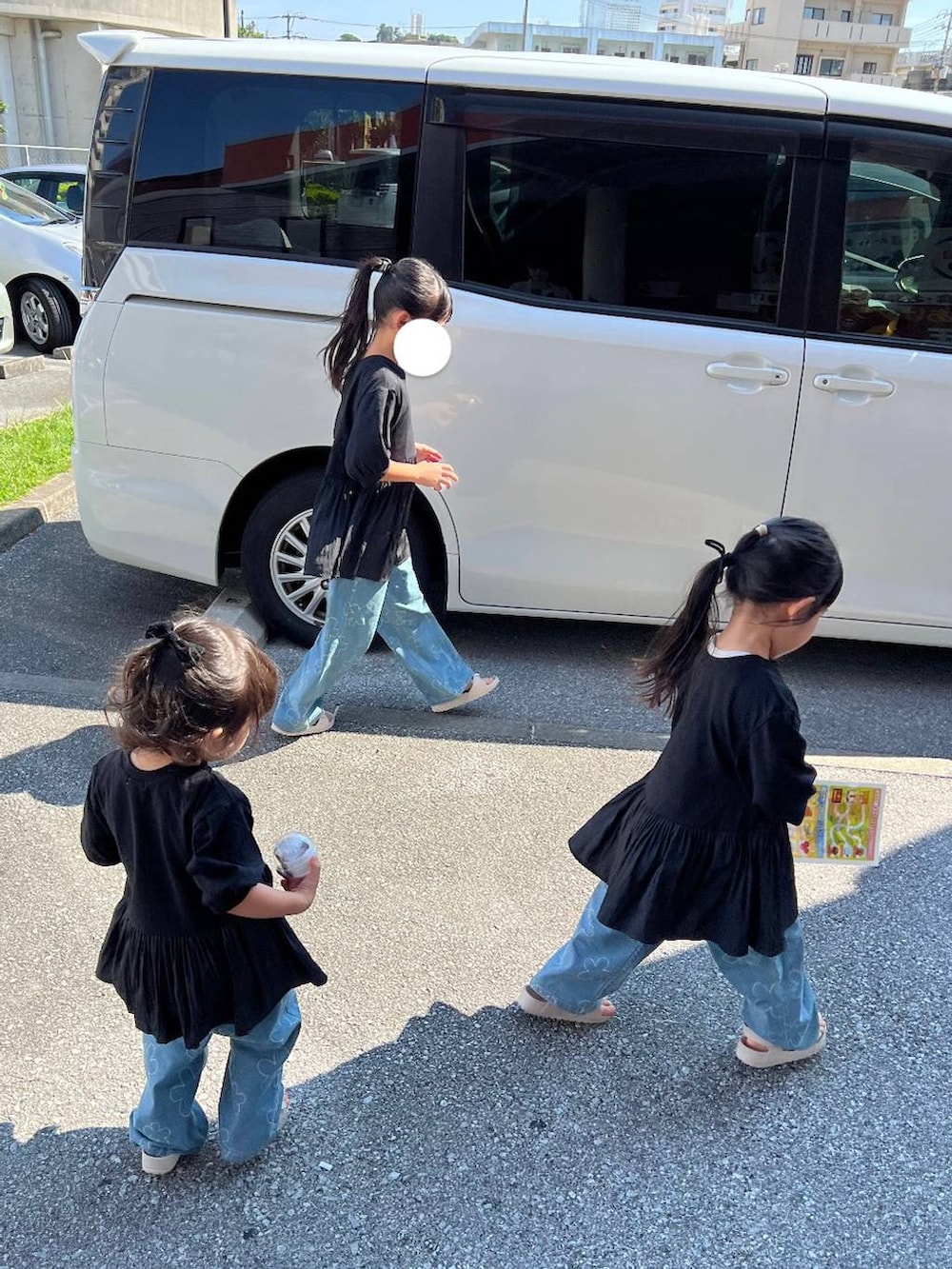 「体型カバー、ナチュラル、夏コーデ、カジュアル、淡色コーデ、キッズ服、キッズ、リンクコーデ、niko and ...、ヘアアクセサリー、ヘアアレンジ、Tシャツ、デニムパンツ」｜「niko and...の【ミニオンズ】ぬいぐるみ　ネックポーチ（ポーチ、その他）」を使った、みきてぃ24さん（骨格ウェーブ・キッズ・128cm）の夏コーディネートの3枚目の写真