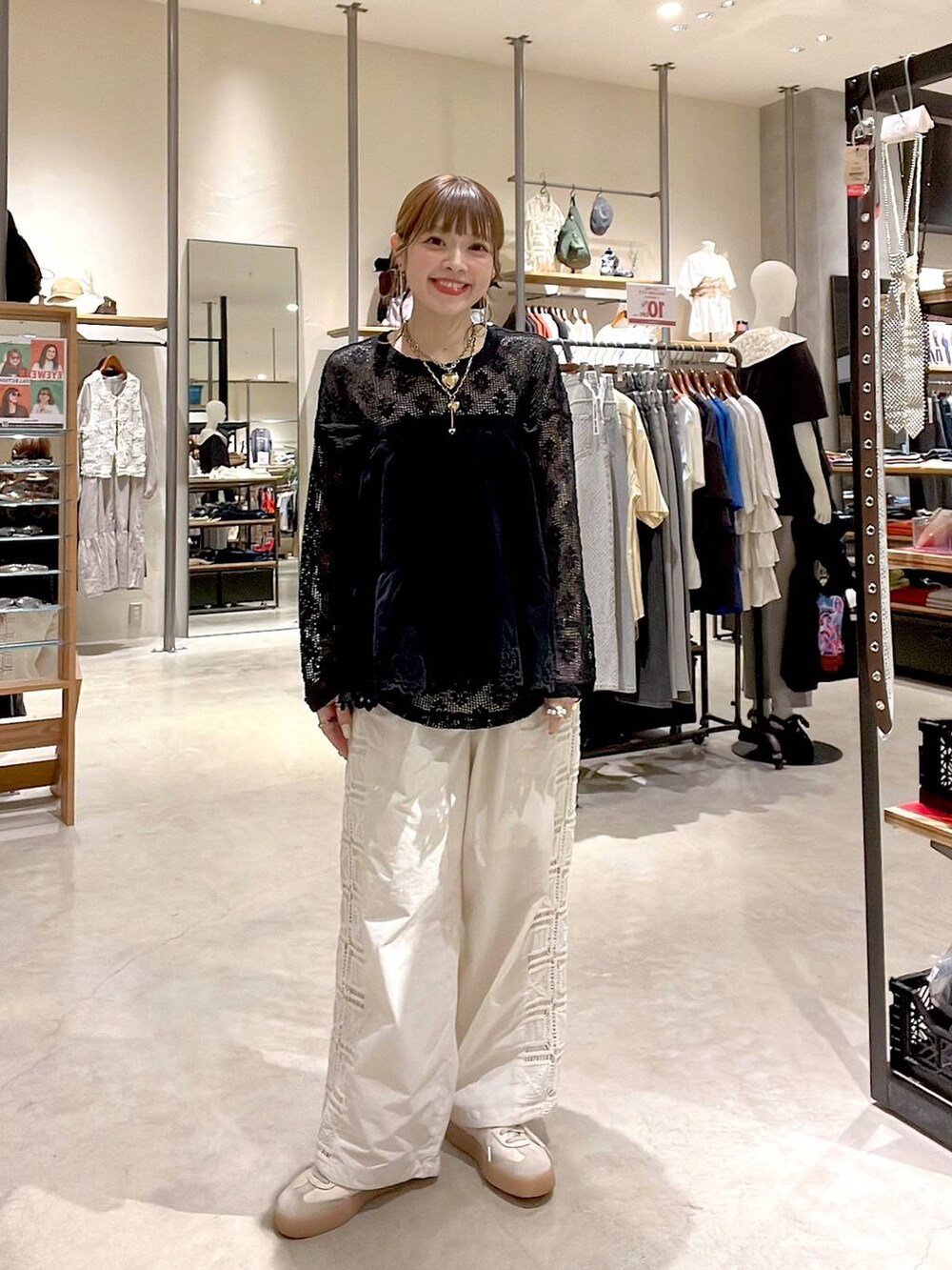 ベージュ系のその他パンツ、ブラック系のTシャツ/カットソー、ブラック系のスカートを着用したレディースの夏コーディネートの2枚目の写真