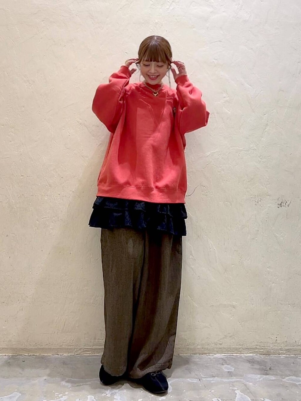 ブラウン系のその他パンツ、ブラック系のパンプス、レッド系のスウェットを着用したレディースの冬コーディネートの9枚目の写真