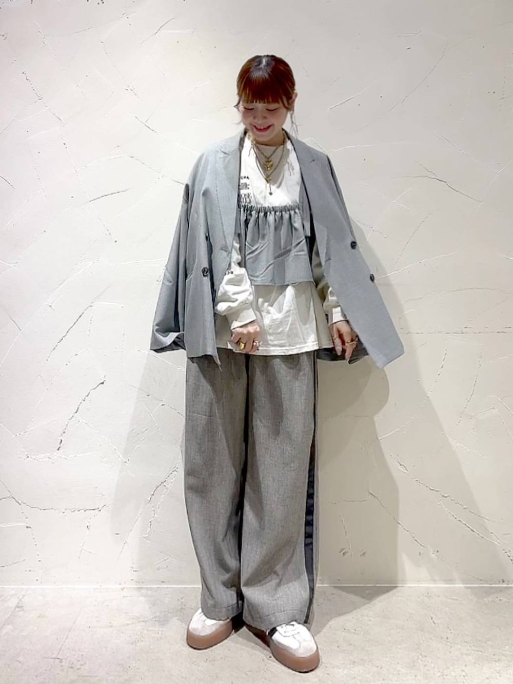 ホワイト系のTシャツ/カットソー、グレー系のテーラードジャケット、グレー系のその他トップスを着用したレディースの春コーディネートの3枚目の写真