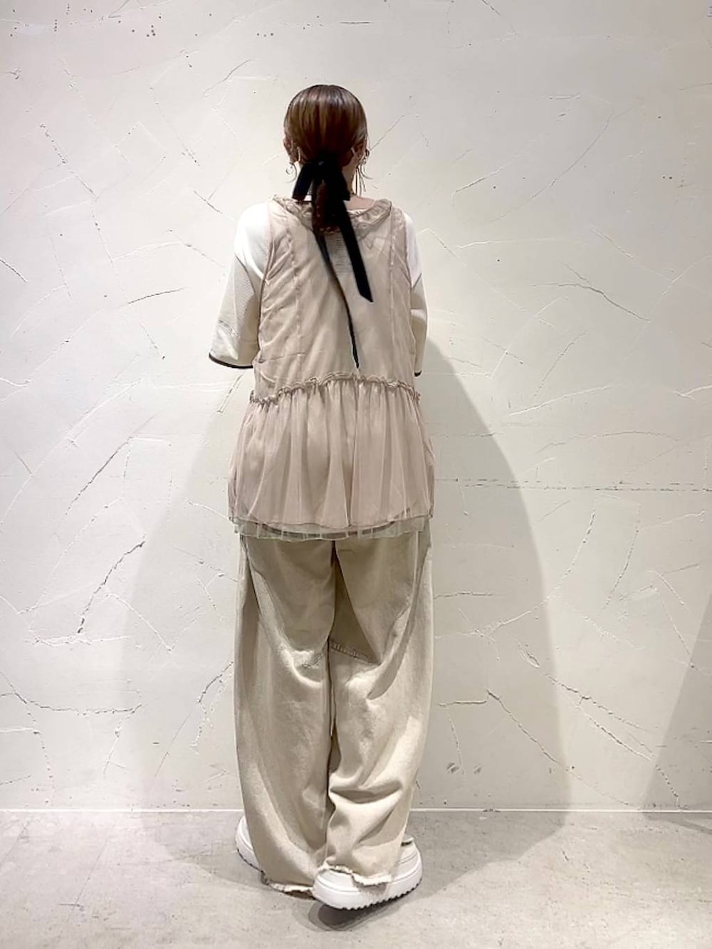 「大人カジュアル、Tシャツ、ベスト、デニムパンツ、サンダル、ネックレス、着痩せ・細見え、体型カバー、ナチュラル、ママコーデ、春コーデ、夏コーデ、カジュアル、niko and ...、淡色コーデ」｜「niko and...のワイドメッシュウォッチ（アナログ腕時計、イエロー系）」を使った、みきてぃ24さん（レディース・158cm）の夏コーディネートの5枚目の写真