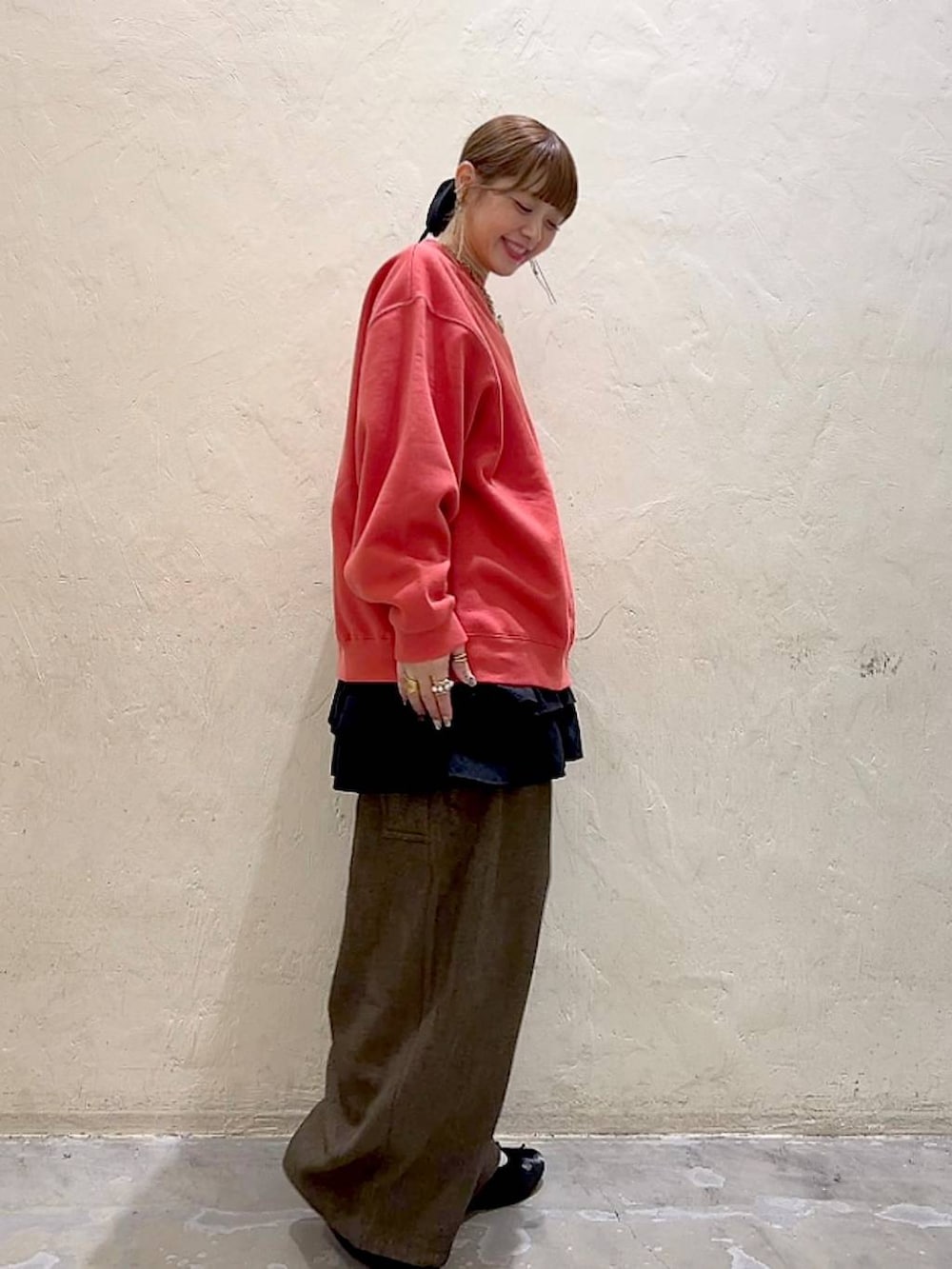 ブラウン系のその他パンツ、ブラック系のパンプス、レッド系のスウェットを着用したレディースの冬コーディネートの4枚目の写真