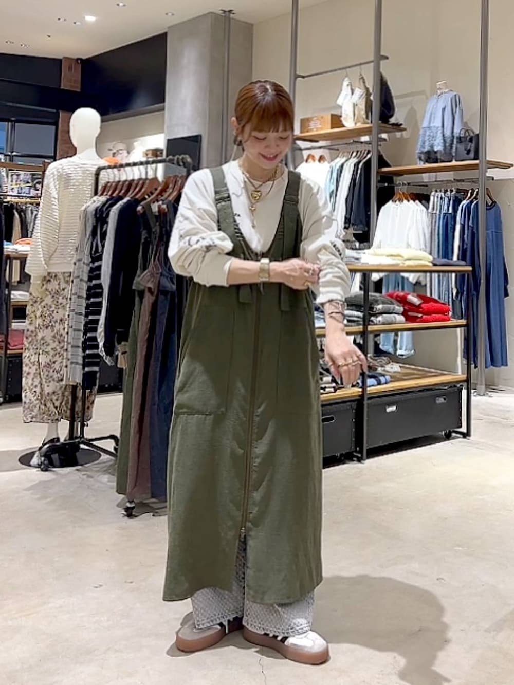 「着痩せ・細見え、体型カバー、ナチュラル、ママコーデ、春コーデ、カジュアル、niko and ...、淡色コーデ、Over40スタッフ、大人カジュアル、ワンピース、ロンT、パンツ、デニムパンツ、NKJコーデ_niko and ...」｜「niko and...の2WAYフリルジャンパースカート（ジャンパースカート、グリーン系）」を使った、みきてぃ24さん（レディース・158cm）の春コーディネートの7枚目の写真