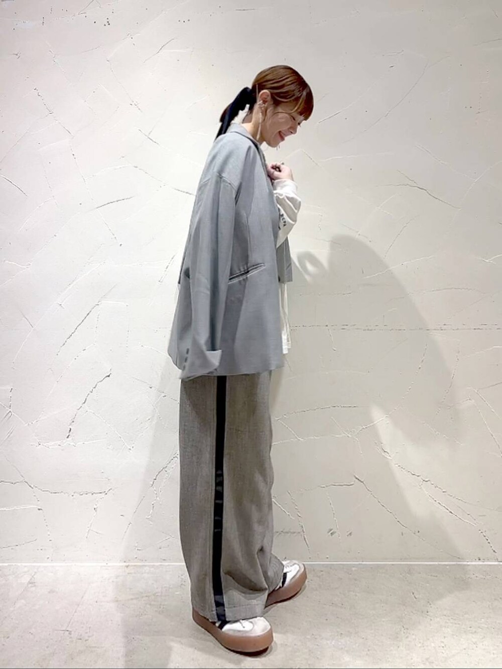 ホワイト系のTシャツ/カットソー、グレー系のテーラードジャケット、グレー系のその他トップスを着用したレディースの春コーディネートの4枚目の写真