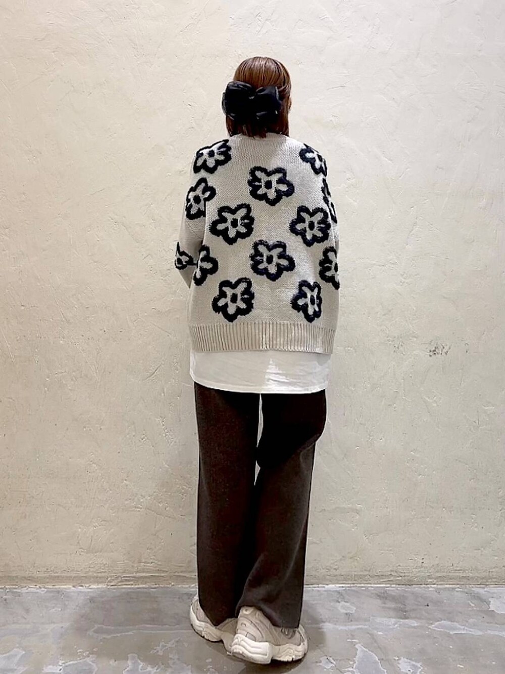 ホワイト系のTシャツ/カットソー、ブラウン系のその他パンツ、ベージュ系のニット/セーターを着用したレディースの冬コーディネートの5枚目の写真