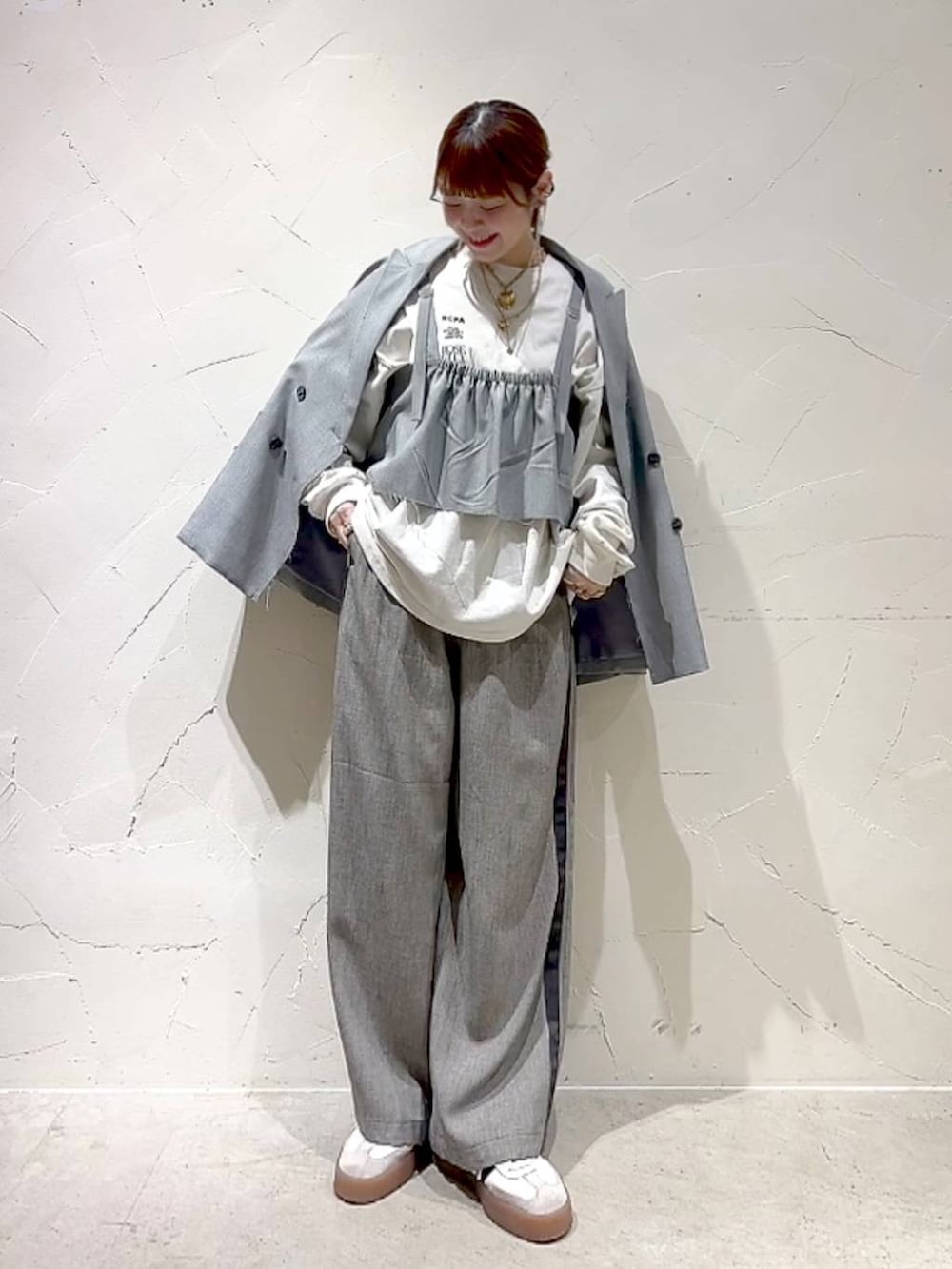 ホワイト系のTシャツ/カットソー、グレー系のテーラードジャケット、グレー系のその他トップスを着用したレディースの春コーディネートの8枚目の写真