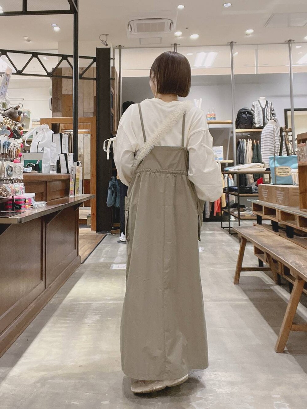 「着痩せ・細見え、体型カバー、ナチュラル、ママコーデ、カジュアル、niko and ...、春コーデ、ワンピース、キャミワンピース」｜「Me%のラメカスタムポーチサイフ 103424（コインケース、ゴールド系）」を使った、みきてぃ24さん（骨格ウェーブ・レディース・158cm）の冬コーディネートの3枚目の写真
