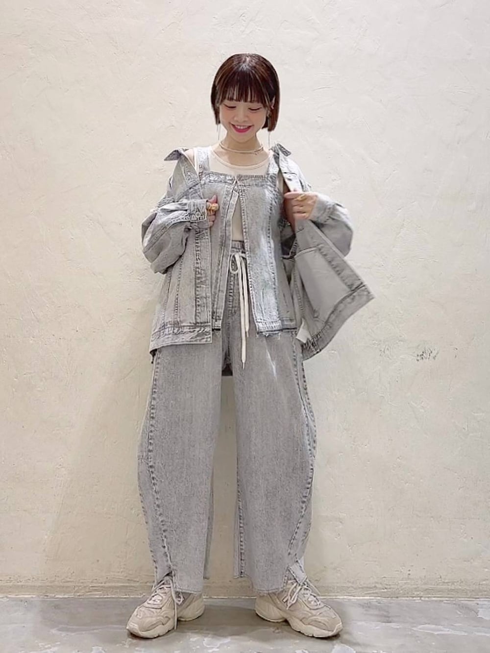 「デニムジャケット、デニムパンツ、セットアップ、NKJコーデ_niko and ...、春コーデ、体型カバー、ナチュラル、ママコーデ、冬コーデ、カジュアル、niko and ...、着痩せ・細見え」｜「niko and...のメタルチョーカーネックレス（ネックレス、その他）」を使った、みきてぃ24さん（骨格ウェーブ・レディース・158cm）の冬コーディネートの2枚目の写真
