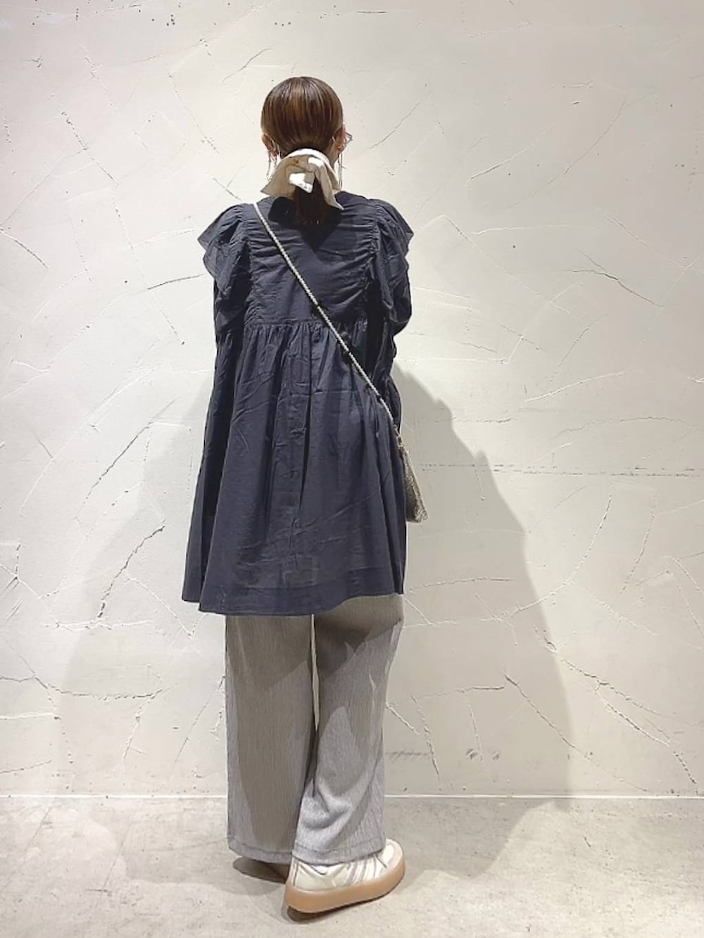 「着痩せ・細見え、体型カバー、ナチュラル、ママコーデ、春コーデ、夏コーデ、カジュアル、niko and ...、淡色コーデ、Over40スタッフ、大人カジュアル、ブラウス、ワンピース、パンツ、ショルダーバッグ」｜「Me%のメタルメッシュポーチショルダー　103417（ショルダーバッグ、ゴールド系）」を使った、みきてぃ24さん（レディース・158cm）の春コーディネートの5枚目の写真