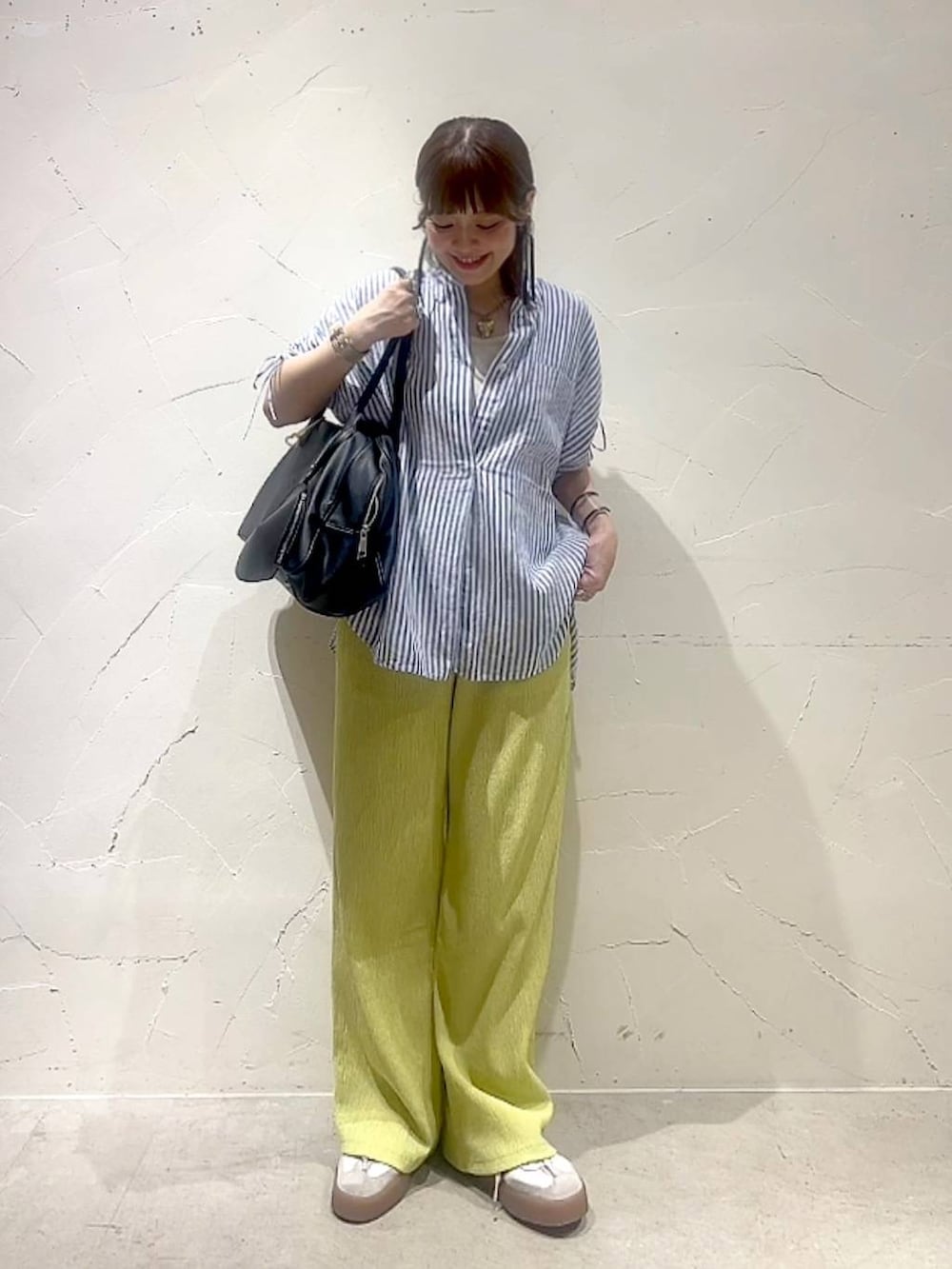 「着痩せ・細見え、体型カバー、ナチュラル、ママコーデ、春コーデ、夏コーデ、カジュアル、niko and ...、淡色コーデ、Over40スタッフ、大人カジュアル、シャツ、ブラウス、パンツ、ボストンバッグ」｜「Me%のハート2SETカラビナ　106345（その他雑貨、ベージュ系）」を使った、みきてぃ24さん（レディース・158cm）の夏コーディネートの3枚目の写真