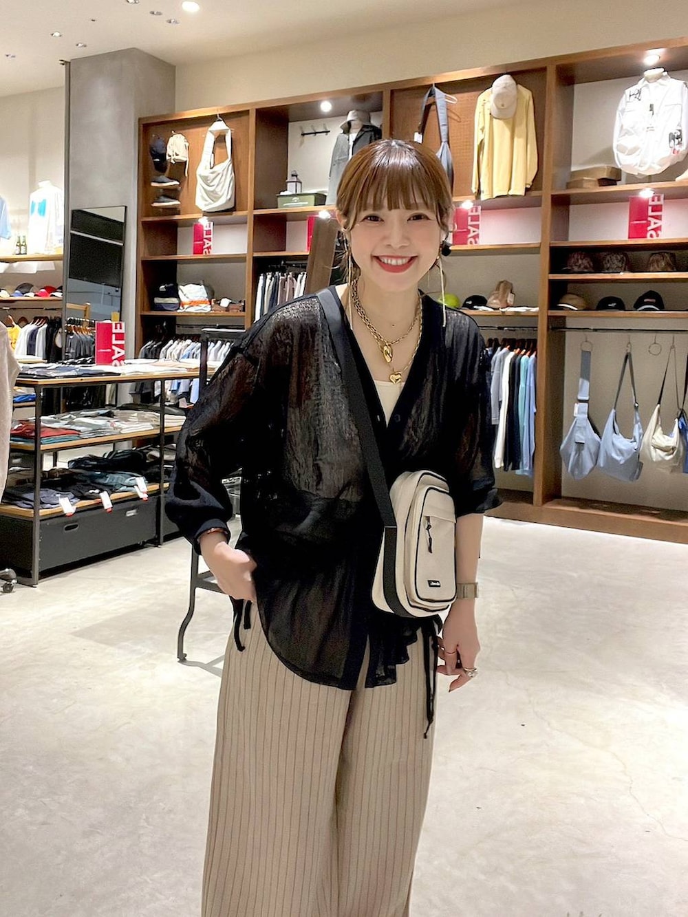 「着痩せ・細見え、体型カバー、ナチュラル、ママコーデ、春コーデ、夏コーデ、カジュアル、niko and ...、淡色コーデ、Over40スタッフ、大人カジュアル、カーディガン、パンツ、ショルダーバッグ」｜「niko and...のDRYリネンライクユルパンツ（その他パンツ、ベージュ系）」を使った、みきてぃ24さん（レディース・158cm）の夏コーディネートの9枚目の写真
