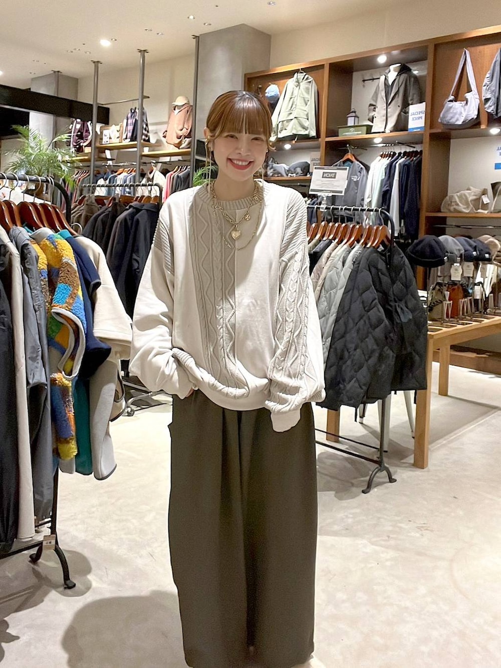 グリーン系のその他パンツ、ゴールド系のネックレスを着用したレディースの秋コーディネートの4枚目の写真