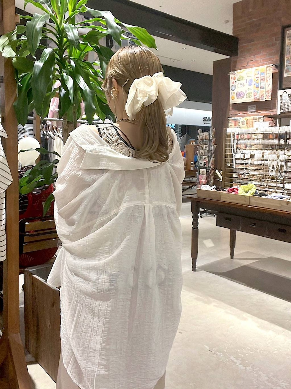 ホワイト系のシャツ/ブラウス、ベージュ系のキャミソール、ゴールド系のリングを着用したレディースの春コーディネートの6枚目の写真