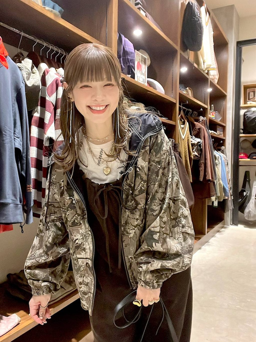 ブラック系のブルゾン、ブラック系のショルダーバッグ、その他のTシャツ/カットソーを着用したレディースの秋コーディネートの6枚目の写真