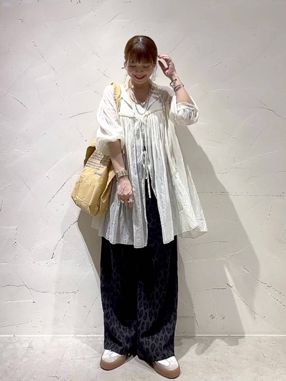「着痩せ・細見え、体型カバー、大人カジュアル、ワンピース、ナチュラル、ママコーデ、春コーデ、夏コーデ、カジュアル、niko and ...、淡色コーデ、Over40スタッフ、パンツ、トートバッグ」｜「niko and...のオリジナルロゴ パッカブルトートバッグ（トートバッグ、イエロー系）」を使った、みきてぃ24さん（レディース・158cm）の春コーディネートの9枚目の写真
