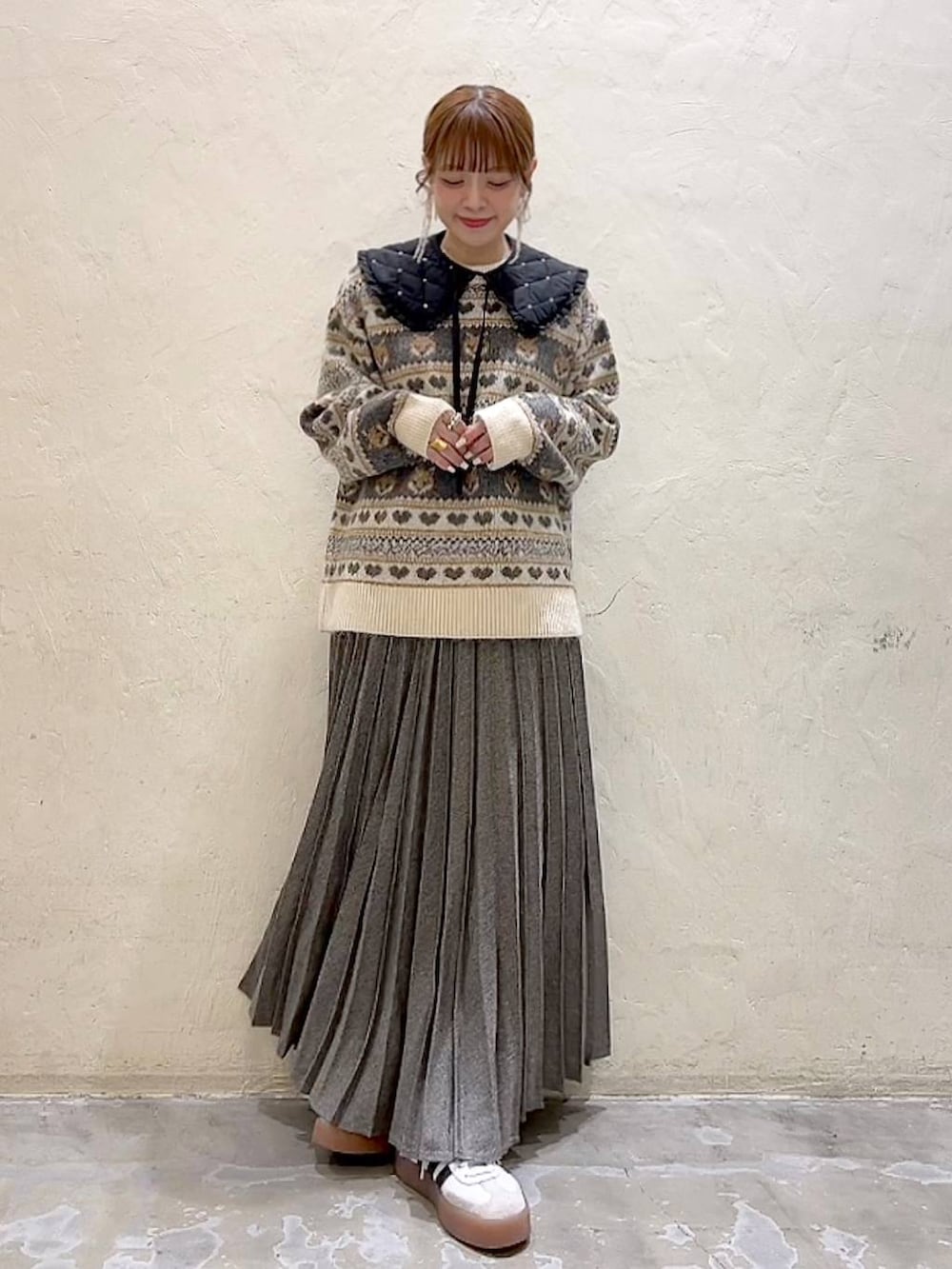 その他のスカート、ベージュ系のニット/セーター、ブラック系の付け襟を着用したレディースの冬コーディネートの7枚目の写真