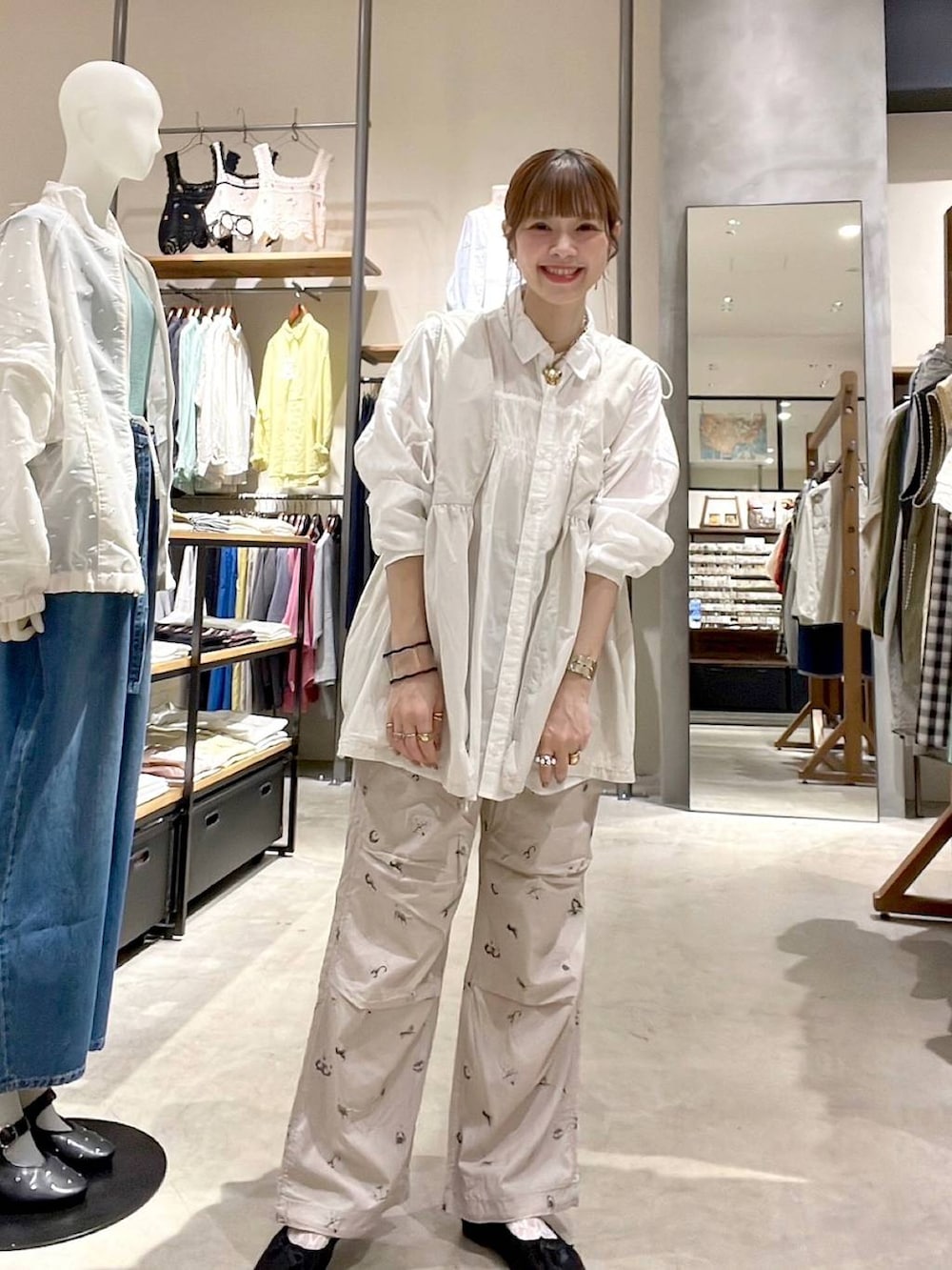 「着痩せ・細見え、体型カバー、ナチュラル、ママコーデ、春コーデ、夏コーデ、カジュアル、niko and ...、淡色コーデ、Over40スタッフ、大人カジュアル、シャツ、シャツスタイル、ブラウス、ベスト」｜「niko and...のオリジナル細コードショルダー巾着バッグN（ショルダーバッグ、ホワイト系）」を使った、みきてぃ24さん（レディース・158cm）の春コーディネートの7枚目の写真