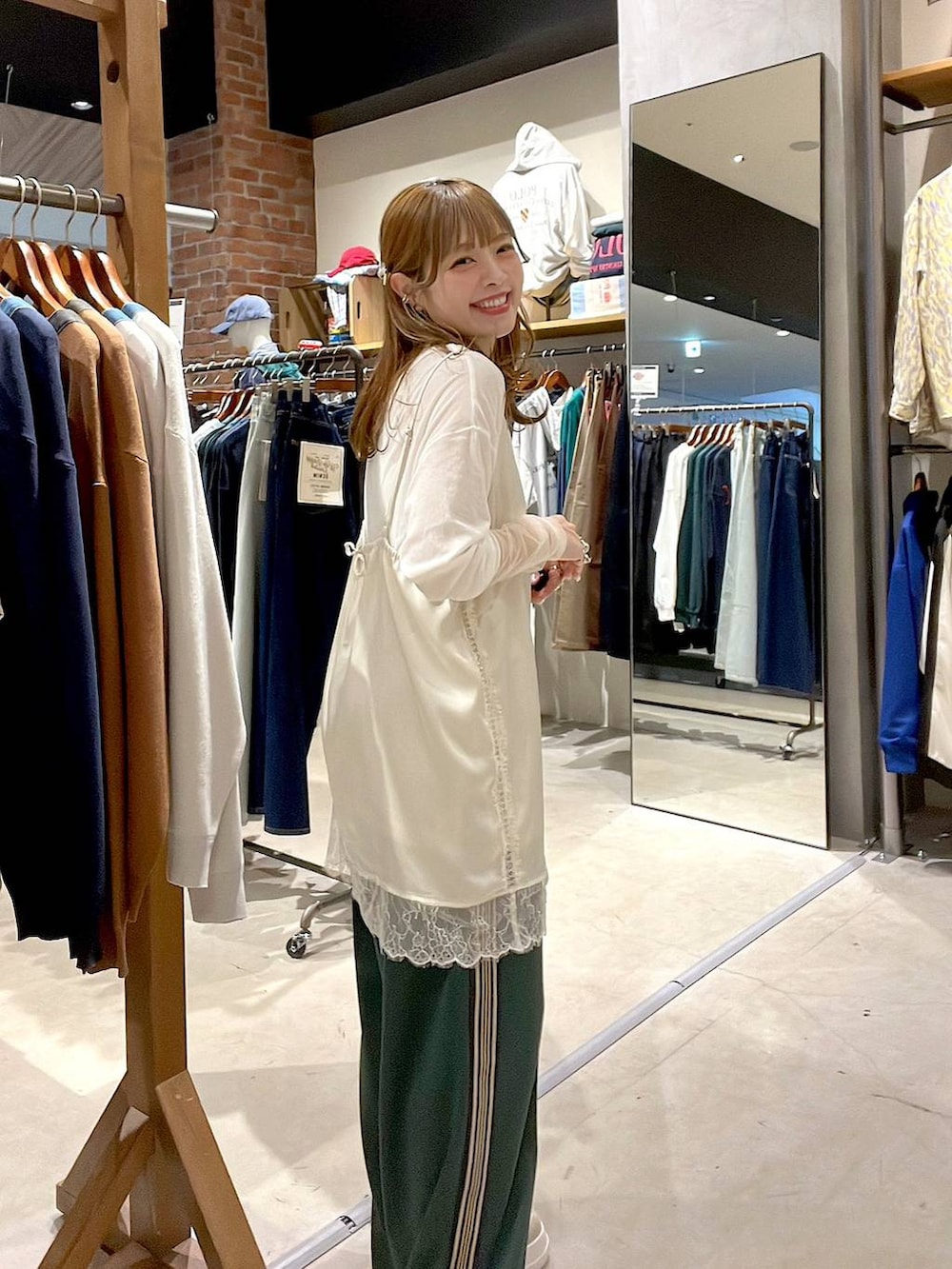 ホワイト系のTシャツ/カットソー、ベージュ系のスニーカー、グリーン系のその他パンツを着用したレディースの春コーディネートの4枚目の写真