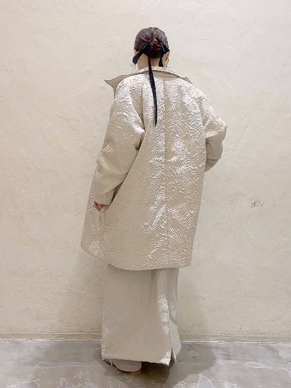 ベージュ系のその他パンツ、ベージュ系のジャンパースカート、ブラック系のカーディガン/ボレロを着用したレディースの冬コーディネートの4枚目の写真