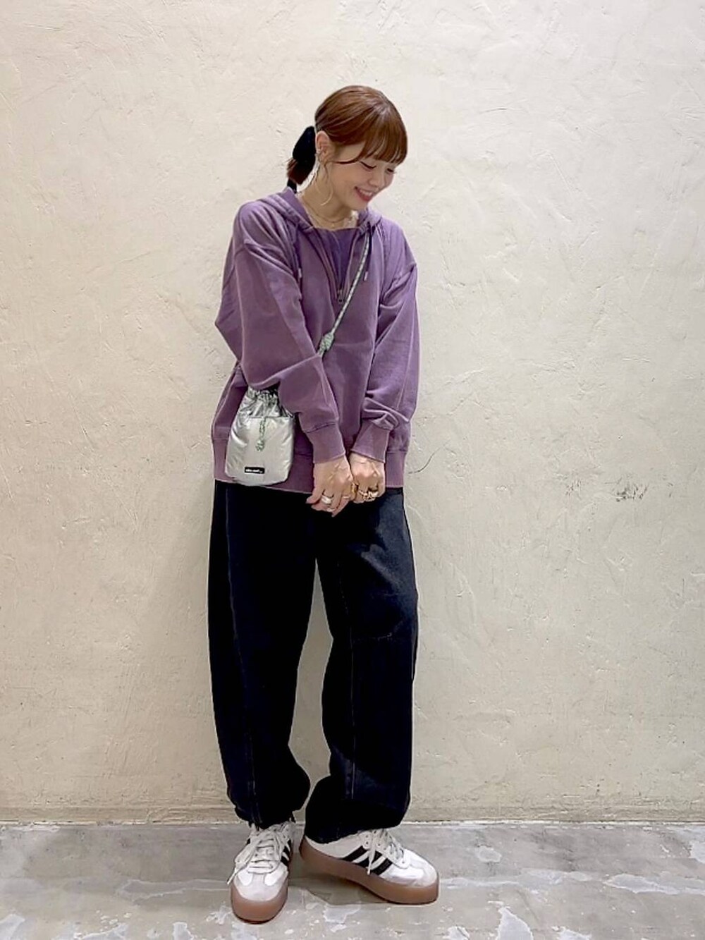 シルバー系のショルダーバッグ、ブラック系のその他パンツ、パープル系のパーカーを着用したレディースの秋コーディネートの3枚目の写真