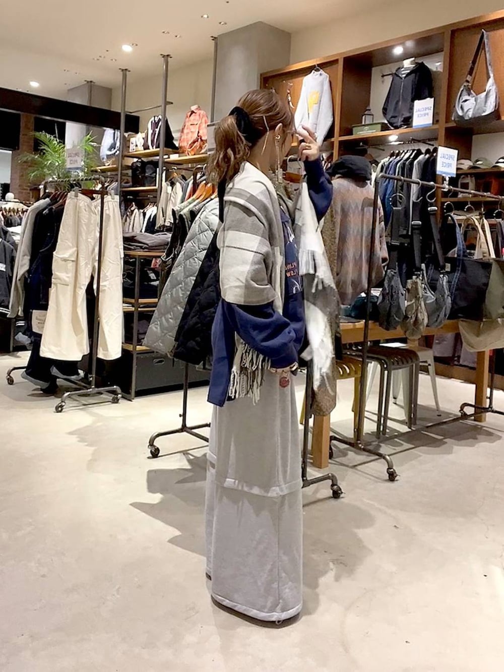 ゴールド系のスニーカー、ゴールド系のネックレスを着用したレディースの秋コーディネートの5枚目の写真