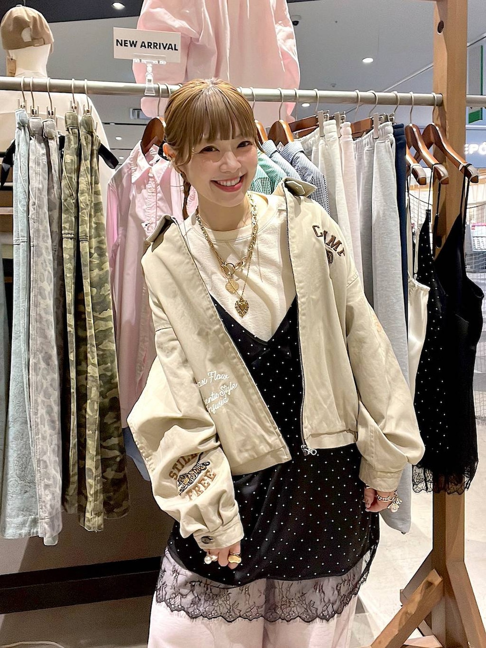 ピンク系のスウェットパンツ、ホワイト系のTシャツ/カットソー、グレー系のチュニックを着用したレディースの冬コーディネートの9枚目の写真