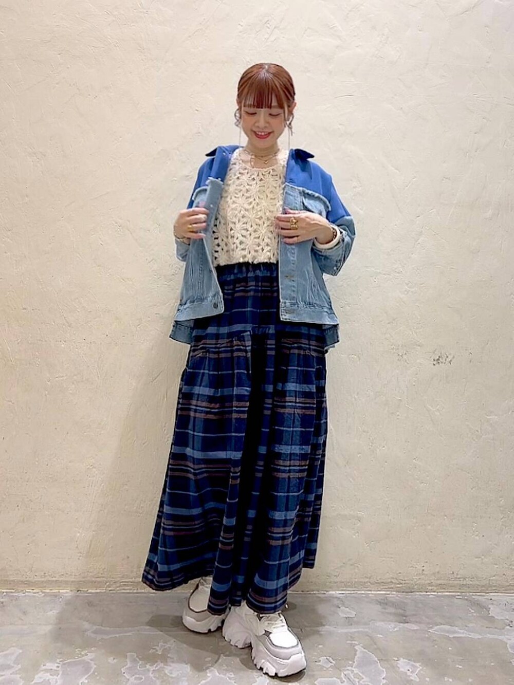 ブルー系のその他パンツ、ベージュ系のその他トップス、ブルー系のデニムジャケットを着用したレディースの秋コーディネートの7枚目の写真
