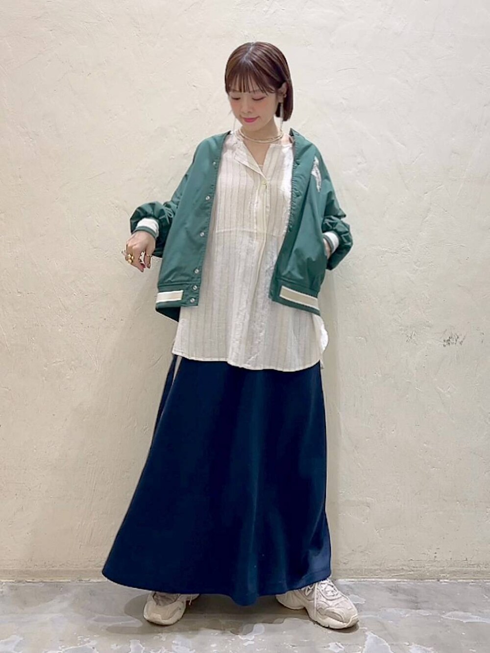 「着痩せ・細見え、体型カバー、ナチュラル、ママコーデ、春コーデ、カジュアル、niko and ...、Over40スタッフ、スカート、リラックス、ブルゾン、シャツ」｜「niko and...の2WAYスリーブスタジャン（スタジャン、グリーン系）」を使った、みきてぃ24さん（骨格ウェーブ・レディース・158cm）の春コーディネートの5枚目の写真