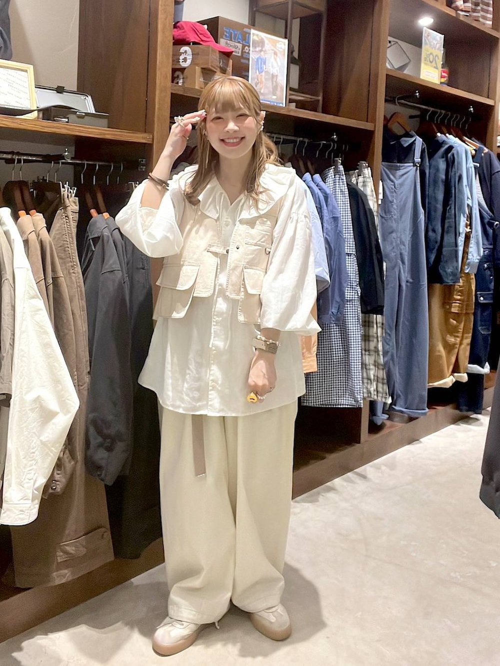 ホワイト系のシャツ/ブラウス、イエロー系のブレスレット、グリーン系のアナログ腕時計を着用したレディースの春コーディネートの3枚目の写真